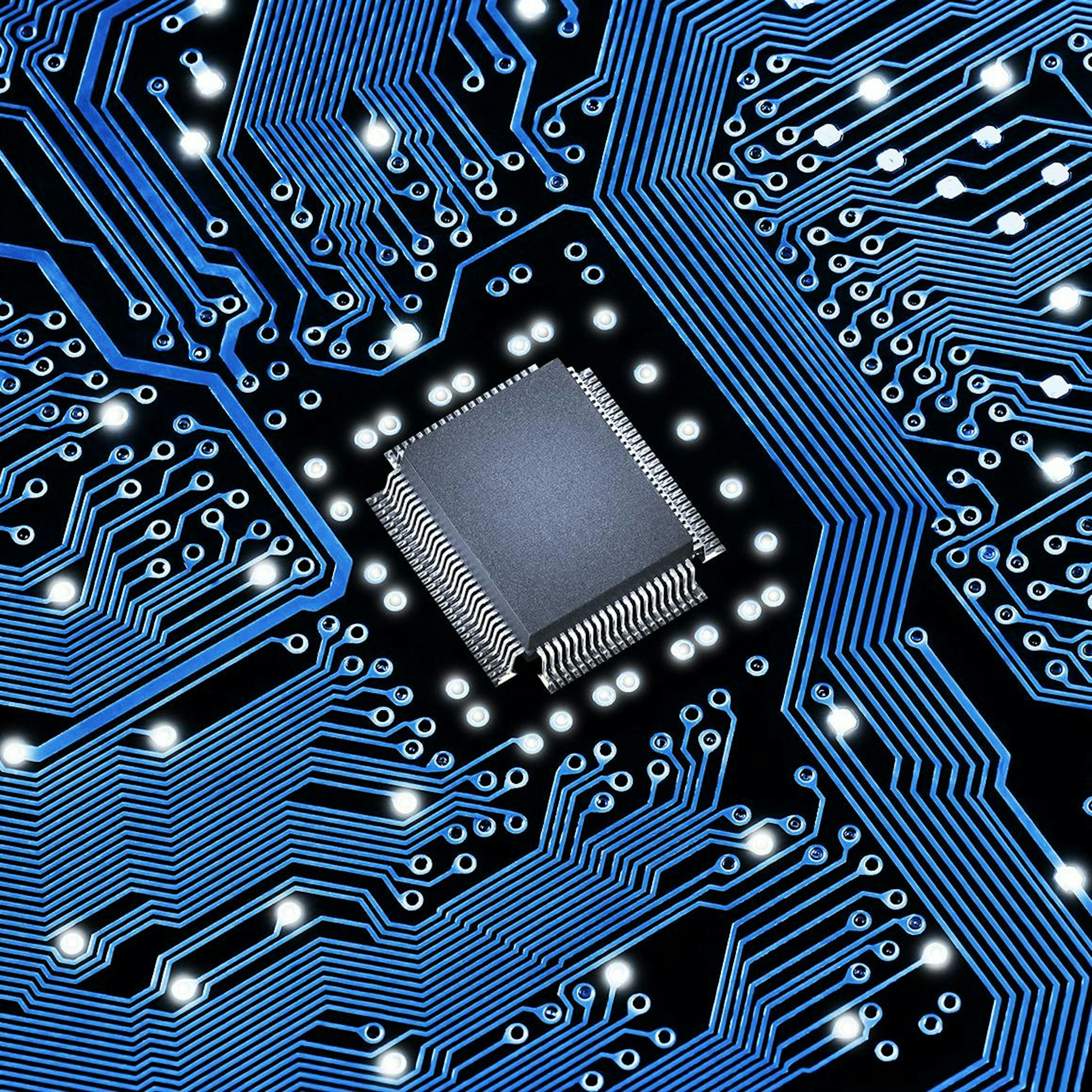 Ein Mikrochip auf einer blauen Leiterplatte.